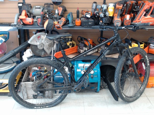 Velo de montagne noir