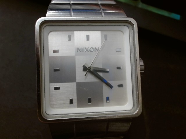 Montre nixon  quadrill� argent