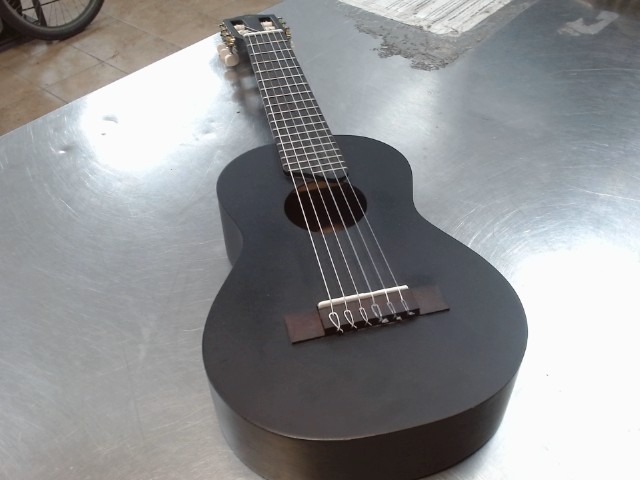 Ukulele 6 corde noir yamaha