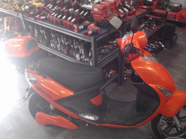Scooter electrique+batt+charg+clef+pedal