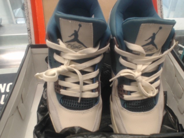 Soulier de sport nike air jordan 4