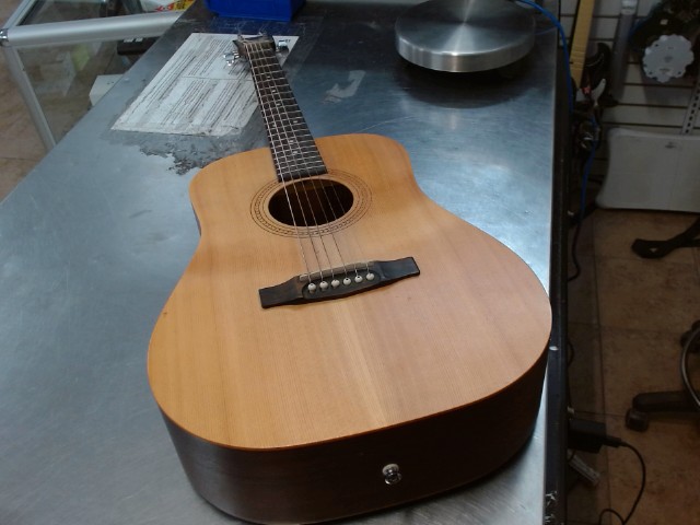 Guitar accoustique ds case mou