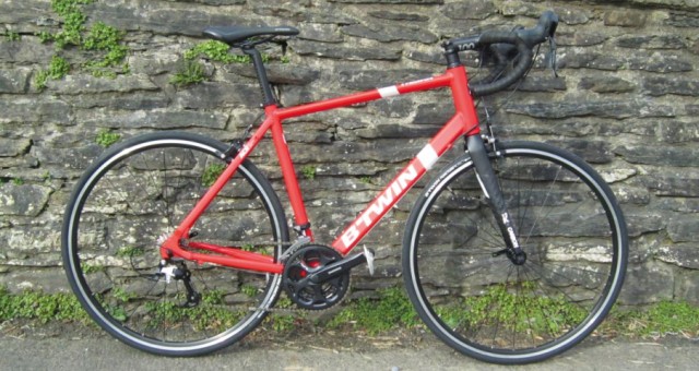 Velo b-twin rouge triban 500