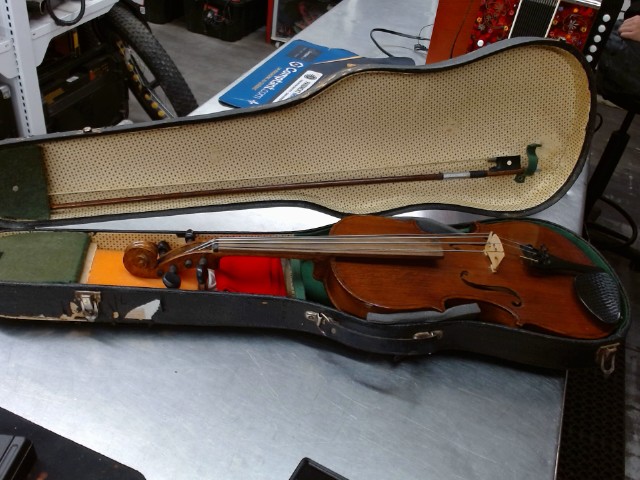 Violon sans nom dans case dur