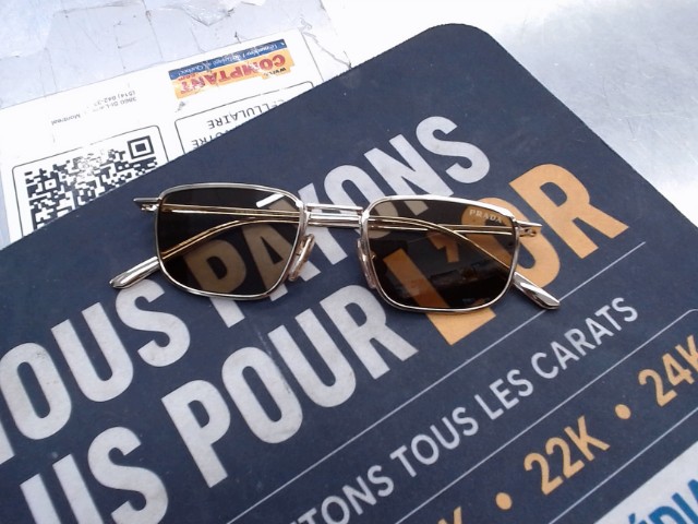 Lunette prada avec etuit