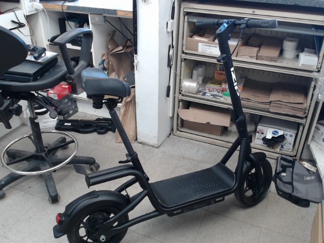 Electric scooter avec chargeur