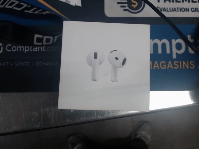 Air pods 4 in box