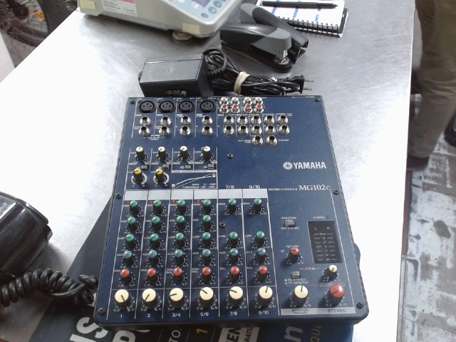 Console de mixage yamaha avec chargeur