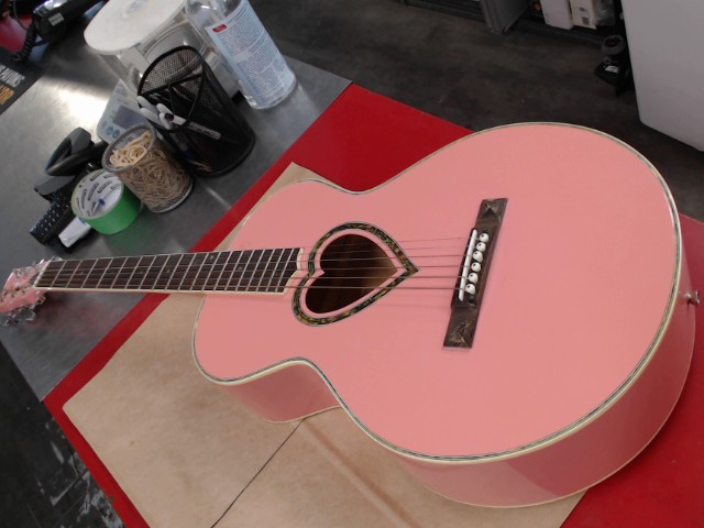 Guitare acoustique avec case