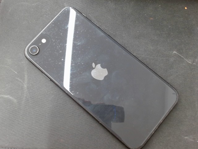 Iphone se noir 64gb 75% batterie