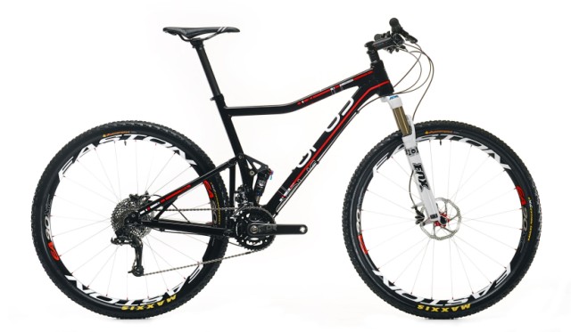 Velo de montagne noir et rouge