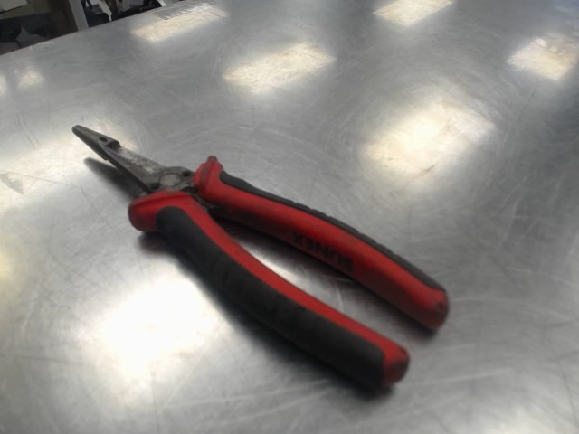 Pince a long bec a double articulation