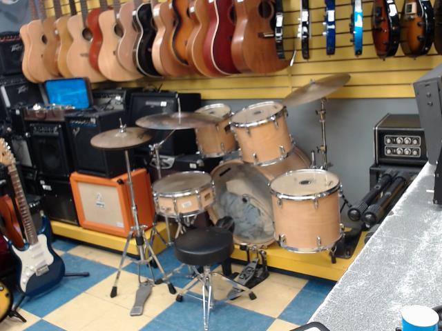 Yamaha drum kit 3 toms, snare, hh, 2 cyn