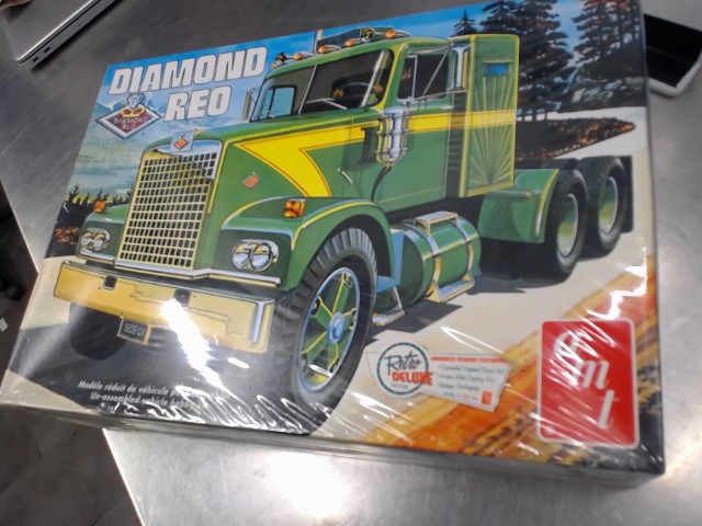 Diamond reo tractor 1/25 new
