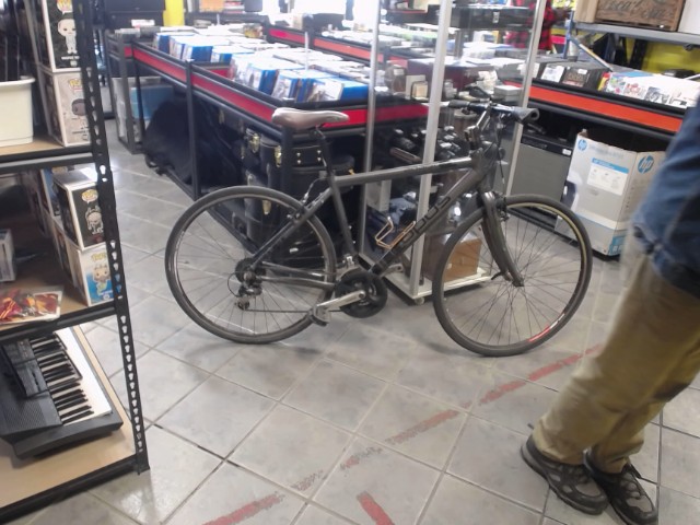 Velo hybride medium 19.5 pouces gris