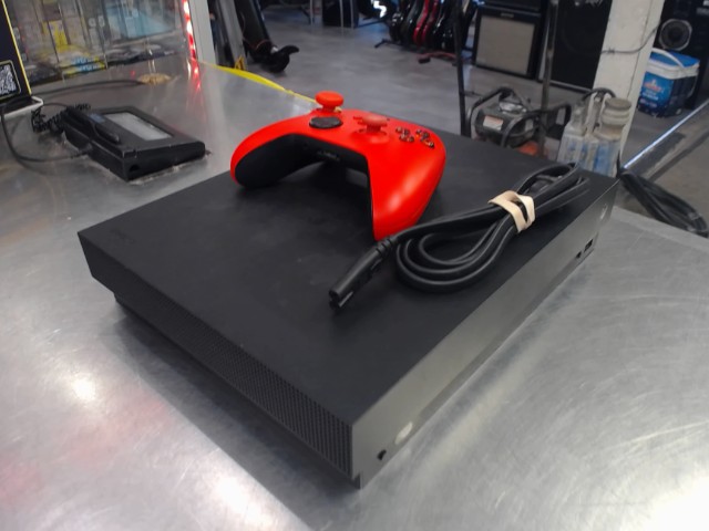 Xbox one x avec man series rouge