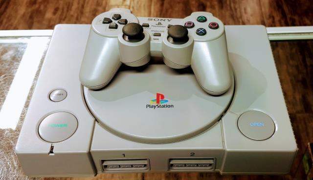 Playstation 1 avec une manette