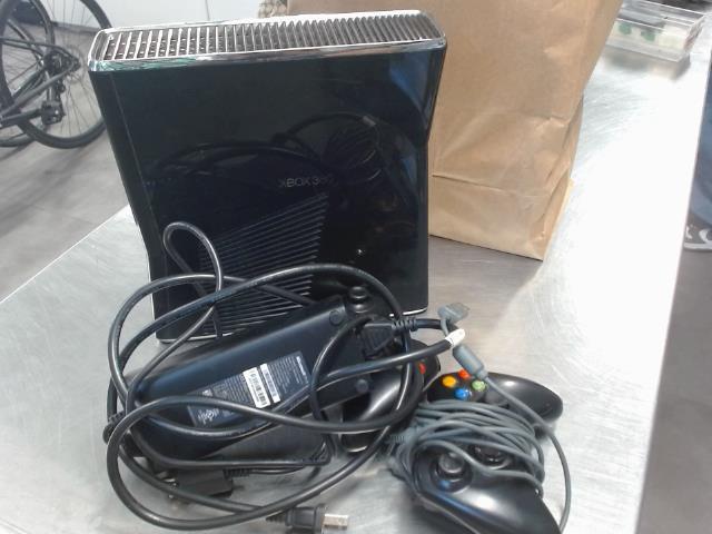 Xbox 360 avec manette et cables