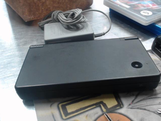 Nintendo dsi + chargeur et case