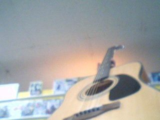 Guitare accoustic avec caisse noire dure