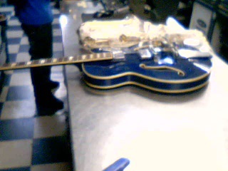 Guitare de blues bleu avec strap