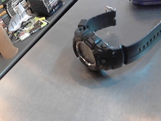 Montre or avec bracelet noir g-shock cas