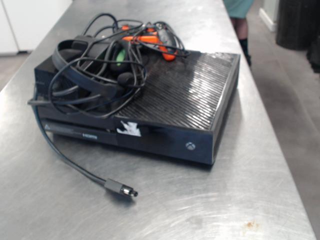 Xbox one fat model 500gb & 7 games