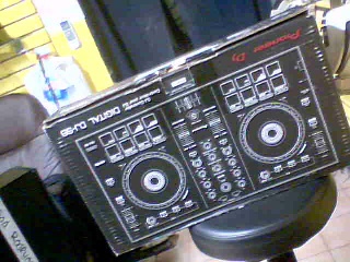 Dj mixing table pioneer with cable