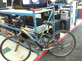 Velo de route noir et bleu 700 series
