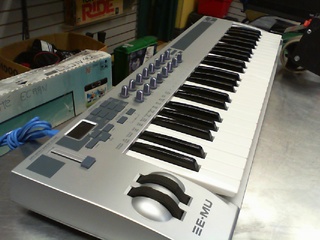 Synthethiser 49-touches /+power sac