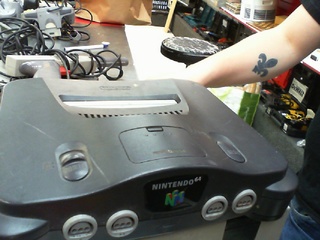 Nintendo 64 console + man no visual