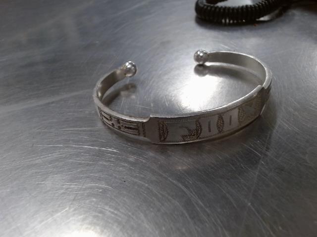 Bracelet broken link