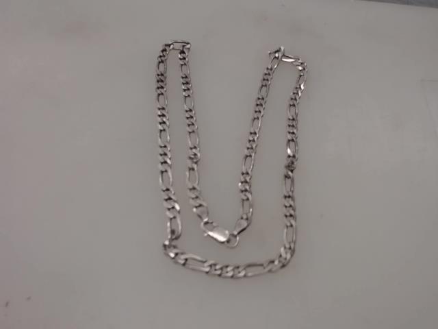 Chaine en argent avec pendant gucci