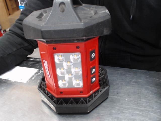 Lumiere milwaukee a batterie