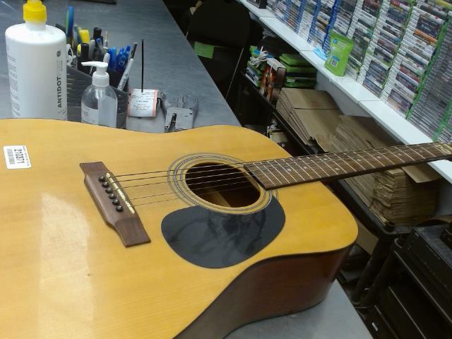 Guitar dreadnought bon etat d2410