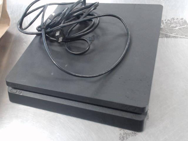 Ps4 slim + 1 man + power cable