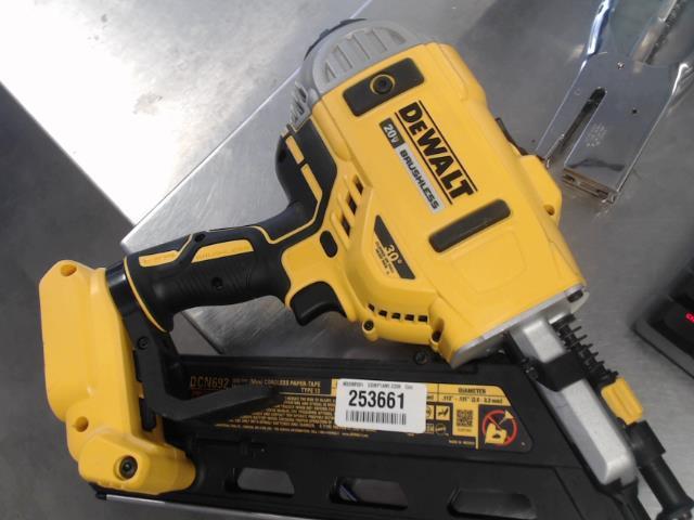 Guna clou dewalt avec batt et charge